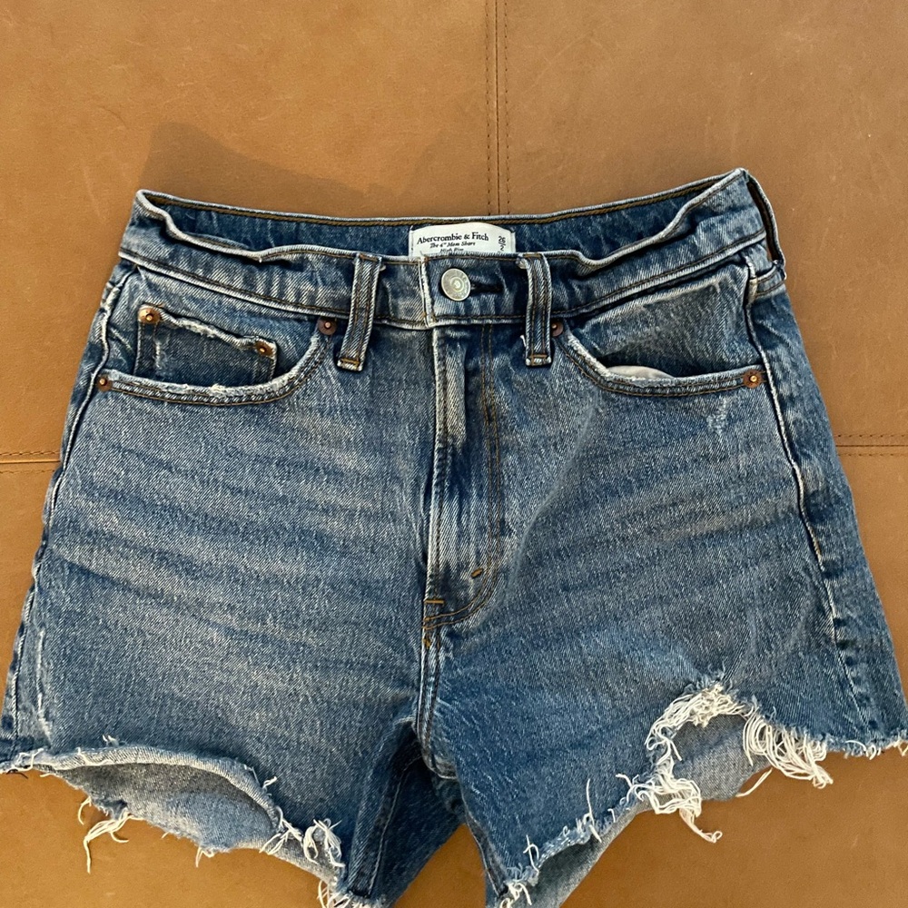 A&F 4in mom shorts
